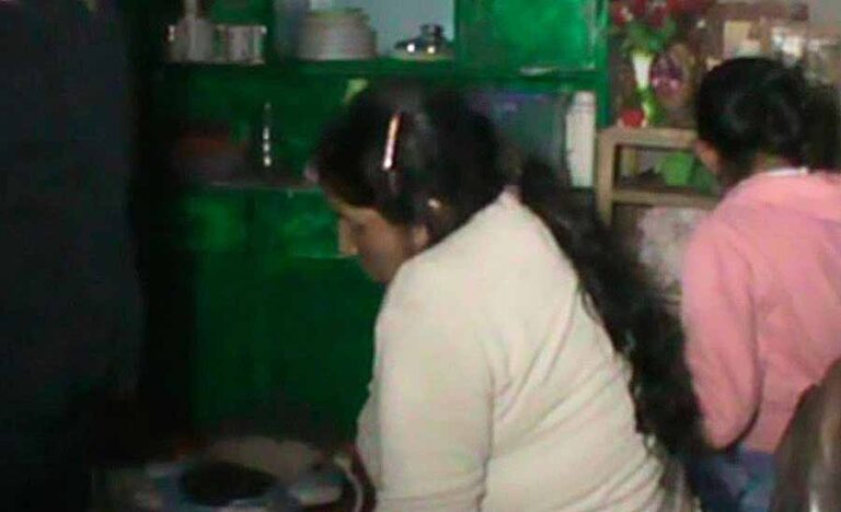 Mujer cayó de un segundo piso tras ser empujada por su pareja