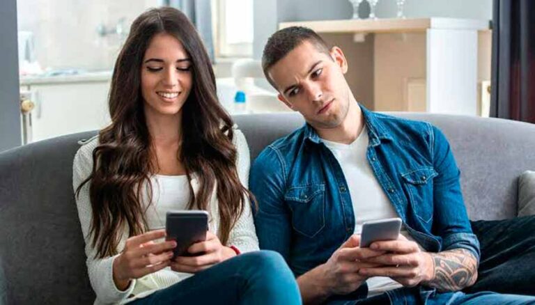 8 razones por las que no debes husmear en el celular de tu pareja