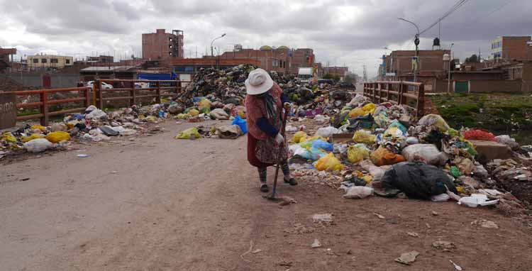 Vecinos bloquean  puente con basura