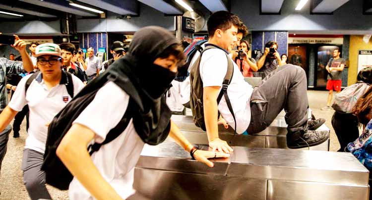 Escolares realizan nuevas  evasiones en el metro