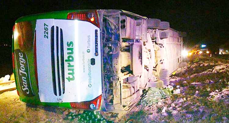 Bus de dos pisos vuelca y  deja al menos 20 muertos