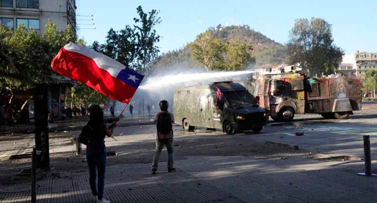Manifestantes marchan a la  casa de Piñera y a La Moneda