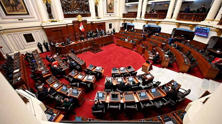 Cuestionan sueldos  de los congresistas