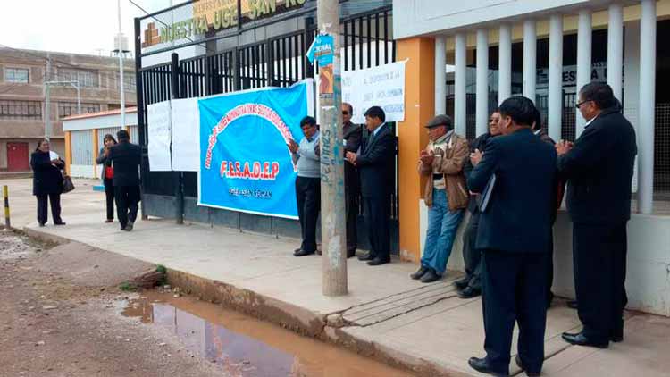 Toman local y piden cambio de director