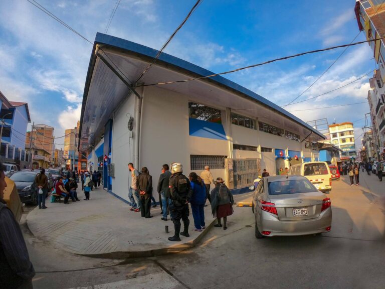Martin Ticona inauguró mercado inconcluso