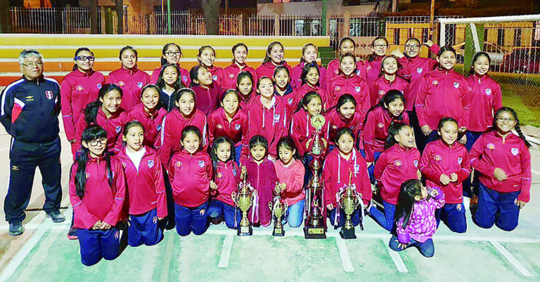 Distinguen a  las campeonas