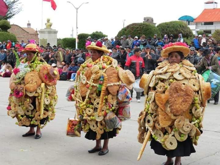 Tenientes son vestidos con abundante pan