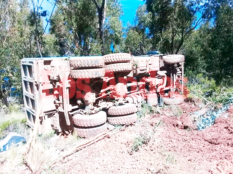 Volquete se despista  y casi cae en abismo