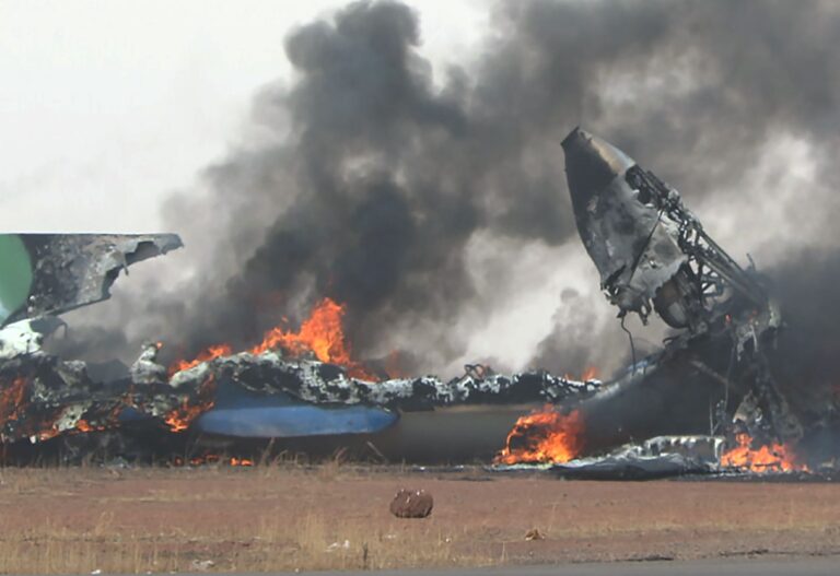 18 muertos deja accidente de avión militar
