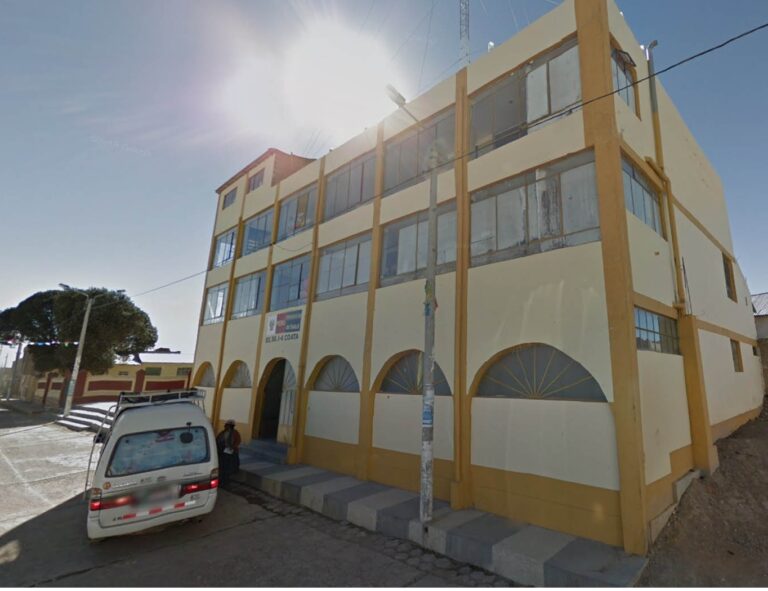 Puesto de salud en  Coata abandonado