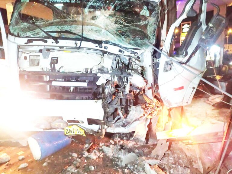 Chofer de camión casi muere tras destruir grifo