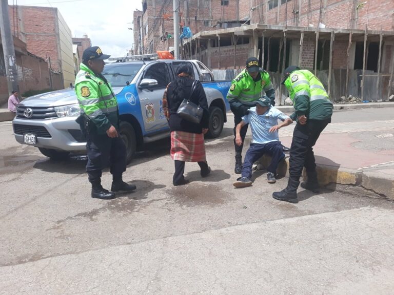Ebrio se quedó a  dormir en la calle