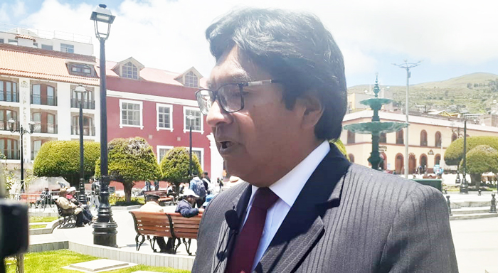 Reconoce que no distribuyó material educativo