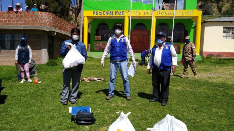 Beneficiarios observan  los pesos del producto
