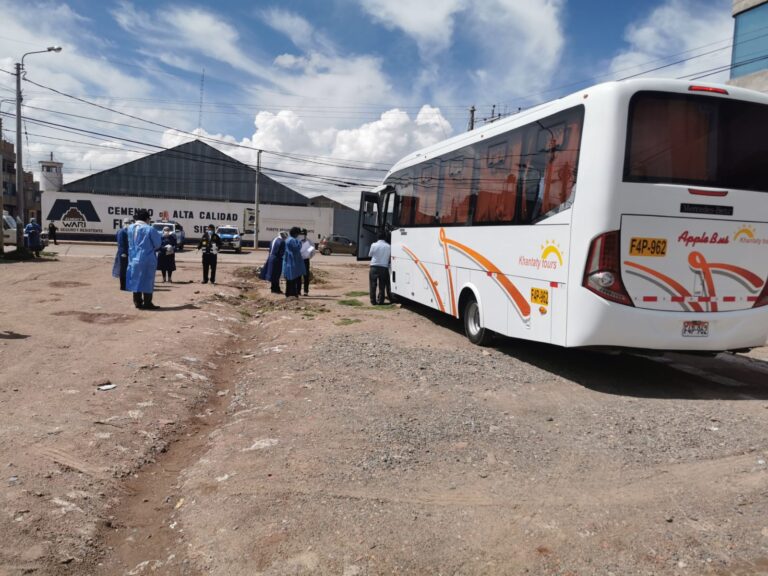 Bus paseaba la región con 18 extranjeros