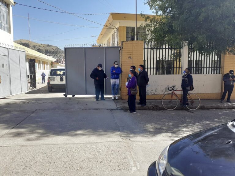 Trabajadores realizan  medida de protesta