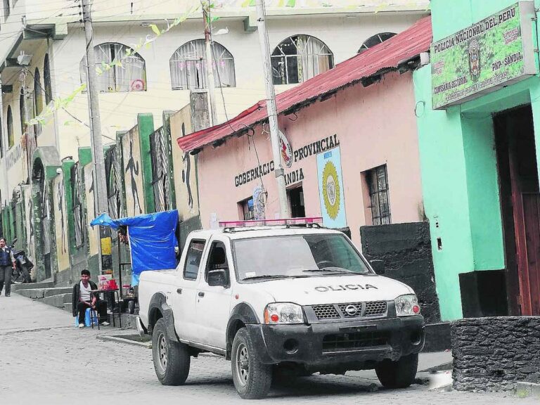 Delincuentes armados roban camioneta