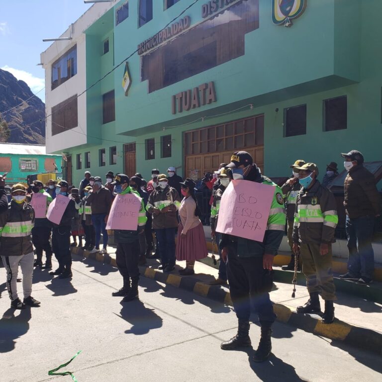 Ronderos someten  a efectivos policiales