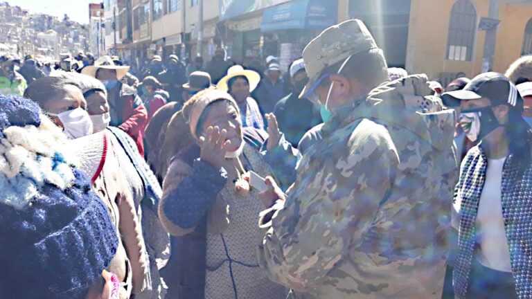 Comerciantes de verduras se enfrentan con el ejército