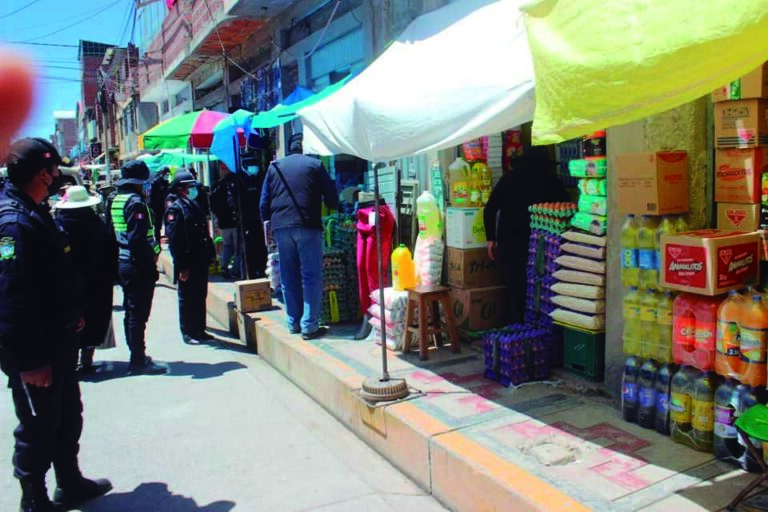 Comerciantes invaden veredas y causan caos