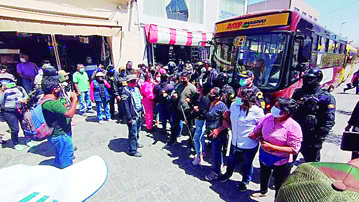 Rechazan circulación de buses del SIT en eje vial