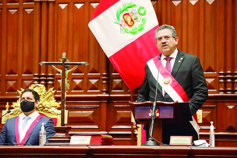Manuel Merino asume la presidencia del Perú