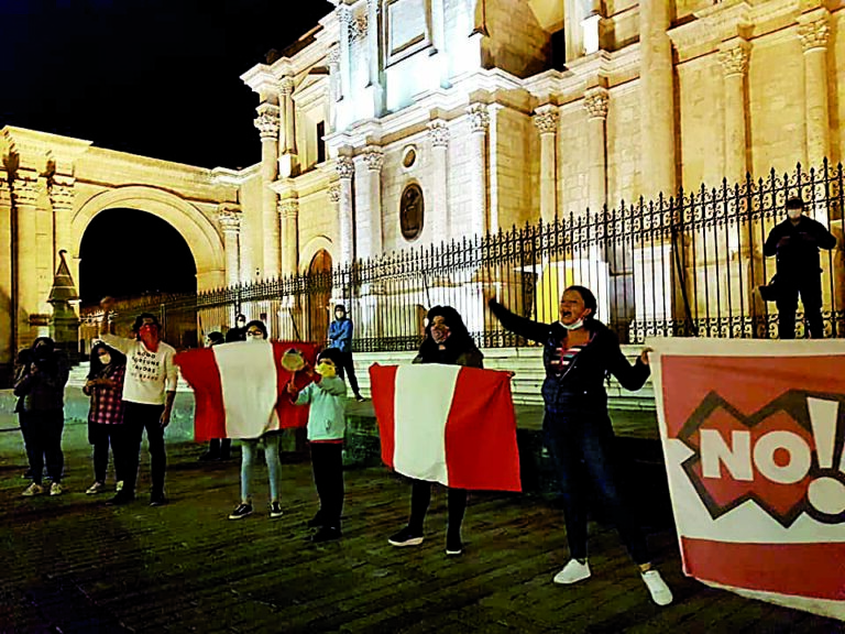 Salen a protestar en contra del Congreso