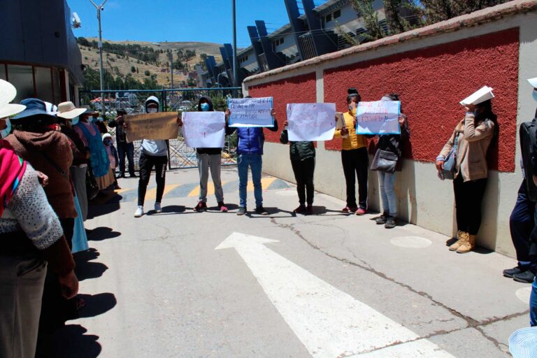 Universidad retrocede