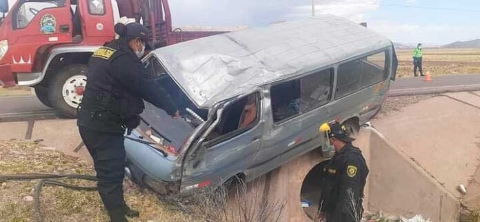 Combi se despistó con sus tres ocupantes a bordo.