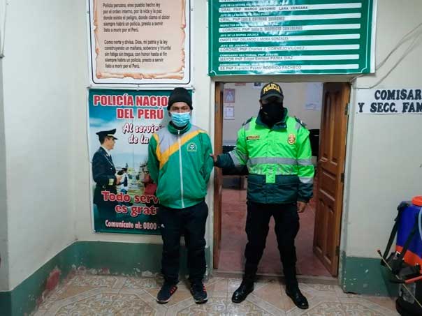 Sujeto agrede a puñetes a pareja