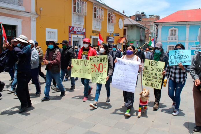 Grupo de jóvenes convocó una movilización para exigir nueva constitución