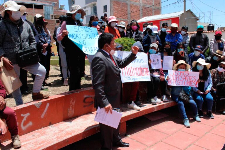 Sigue protesta en UNA por examen