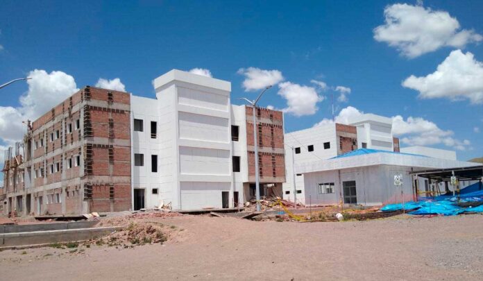 Obra ya presenta fisuras