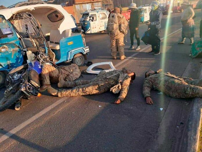 Soldados fueron evacuados al hospital de Juli para ser atendidos.
