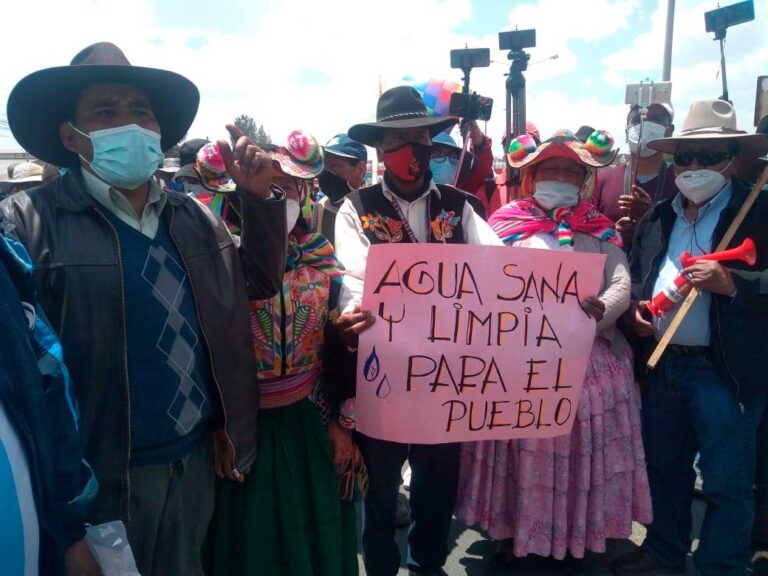 Paro inicia violentamente