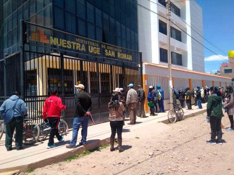 Reclaman por atención en la UGEL San Román