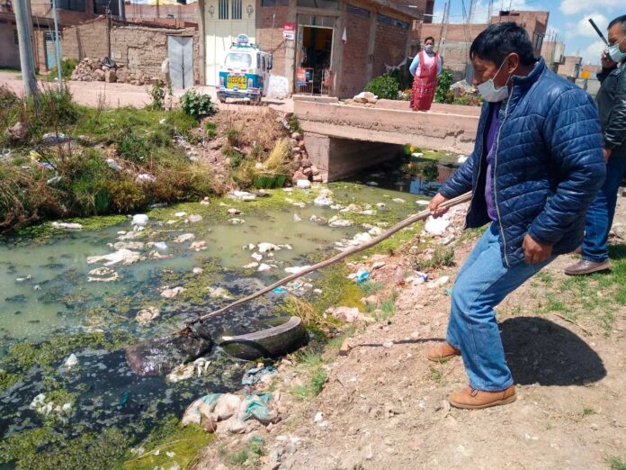 Río acumula gran cantidad de residuos sólidos en su rivera.