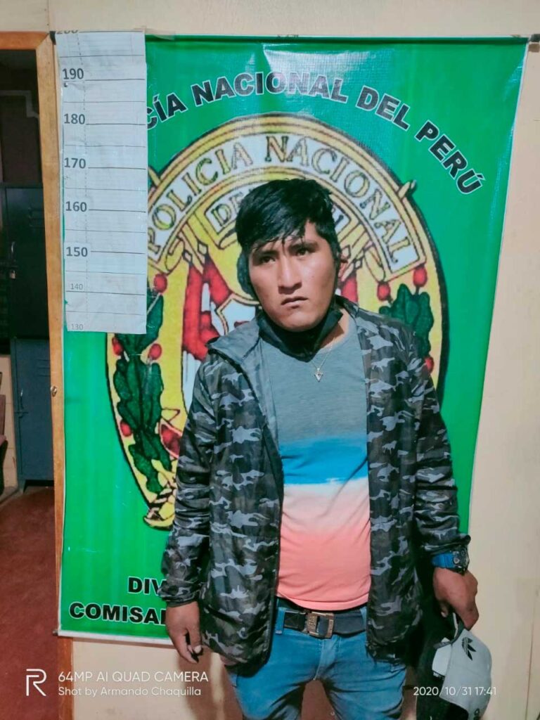 Sujeto escondió celular en partes íntimas