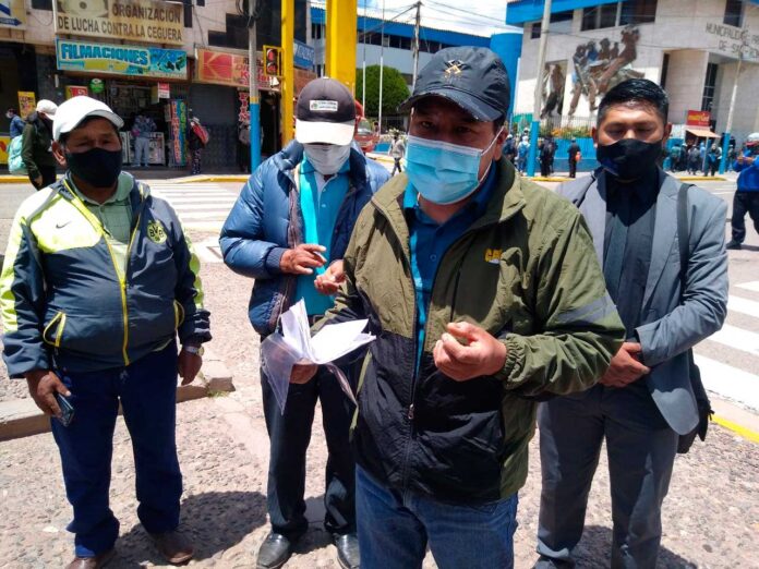 Vecinos piden el cambio de dos funcionarios.