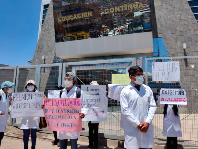 Estudiantes de Medicina de la UNA protestan