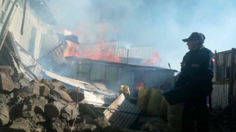 Incendio destruye diez casas de campamento