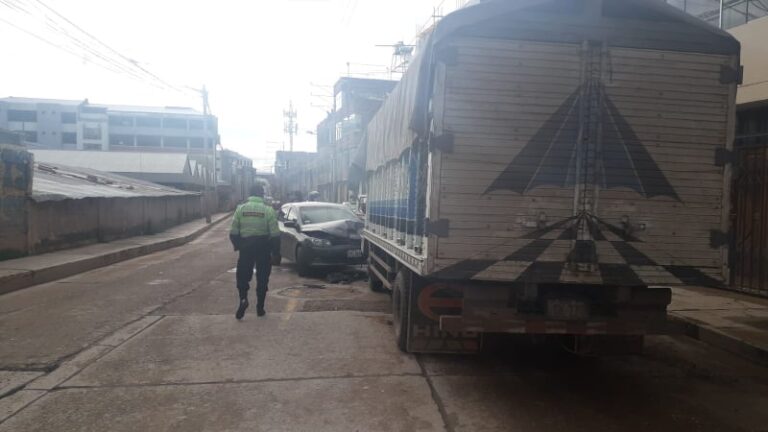 Auto y camión chocan frontalmente en avenida