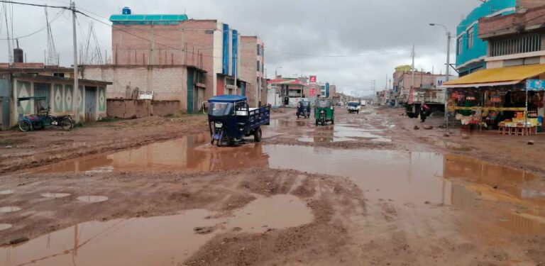 Piden mantenimiento de vías en salida a Lampa
