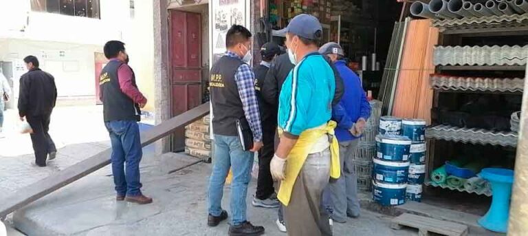 Ferreterías impiden el paso de peatones