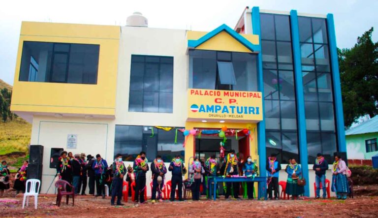 Alcalde de Orurillo hace entrega de la obra del Palacio Municipal del Centro Poblado de Ampatuiri