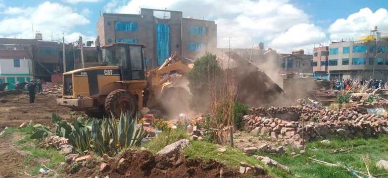Vecinos recuperan terreno invadido