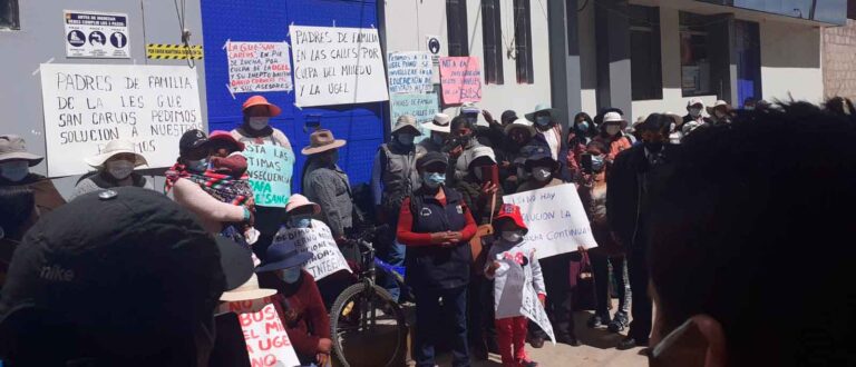 Rechazan a directora