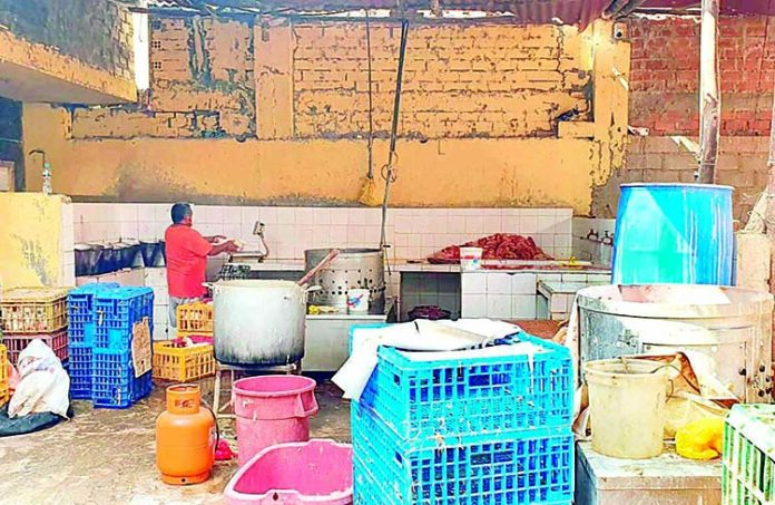 Clausuran camal de pollos que operaba en condiciones insalubres