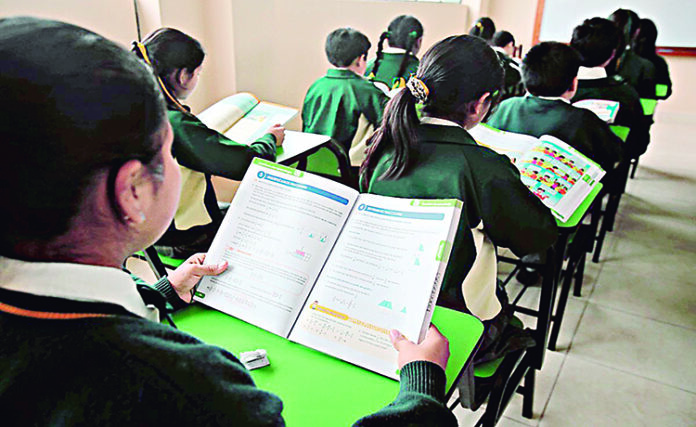 Hasta S/440 mil de multa para colegios privados que incumplan reglamento del Minedu