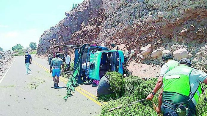 Madre e hija resultaron heridas en volcadura de vehículo en Quiscay en Aplao